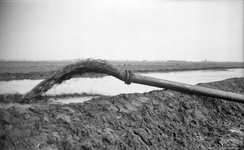 847515 Afbeelding van het opspuiten van zand voor de aanleg van de P03 (de provinciale weg Woerden-Vinkeveen).N.B. De ...